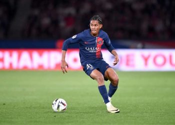 L’Angleterre surveille de près la situation de Senny Mayulu