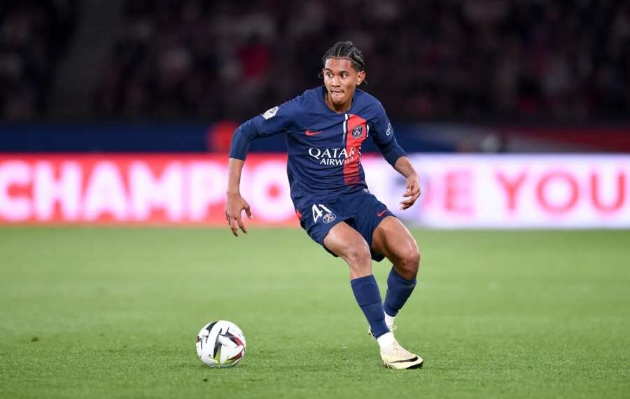 L’Angleterre surveille de près la situation de Senny Mayulu